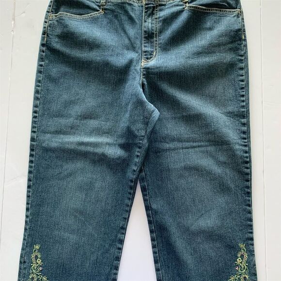 Gloria Vanderbilt Women's Capri Jeans Size 12 Blue Embroidered Cuffs - Picture 1 of 12